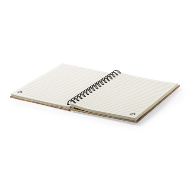 Caderno espiral aberto com capa de cortiça e folhas pautadas brancas com símbolo de reciclagem.