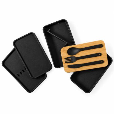 Conjunto de lancheira portátil com caixas de plástico preto e tábua de madeira com talheres negros.