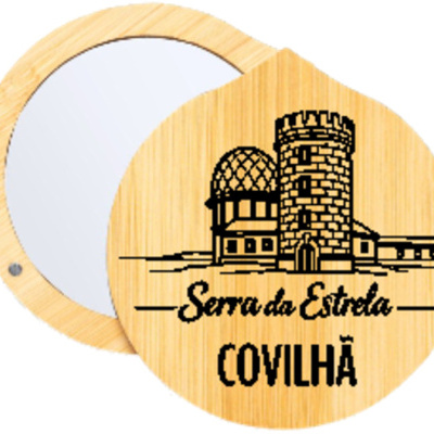 Espelho de bolso redondo em madeira clara com tampa decorada e texto Serra da Estrela COVILHÃ.