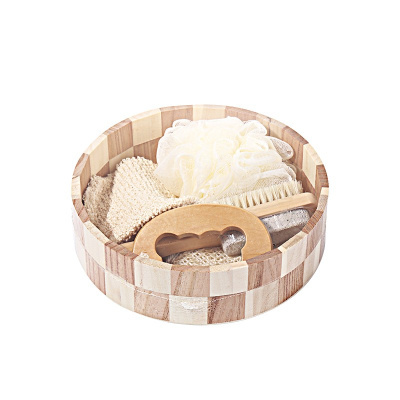 Conjunto de banho em cesto de madeira com esponja, escova, pedra-pomes e luva