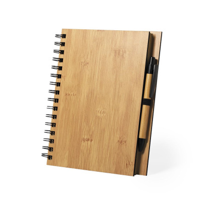 Caderno com capa de madeira clara e caneta preta e madeira