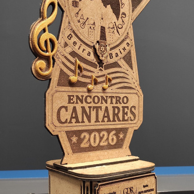 Trofeu em madeira com estrela, nota musical dourada e gravações textuais para evento musical 2026