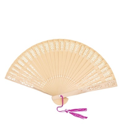 Leque madeira clara com desenhos recortados e tassel roxo.