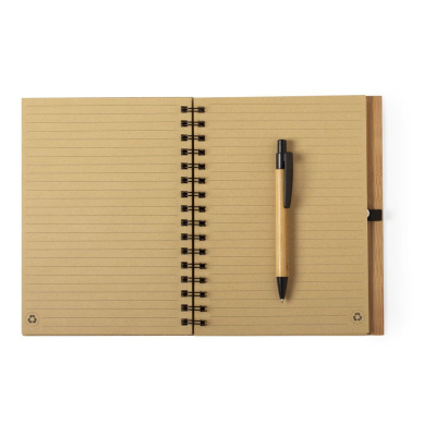 Caderno aberto com folhas de papel reciclado e caneta com corpo de madeira