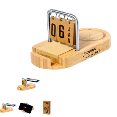 Calendário de mesa em madeira clara com cartões de data 06 JAN e bloco de notas.