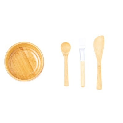 Conjunto de utensílios de cozinha em madeira clara, incluindo prato, colher, espátula de silicone e espátula de madeira