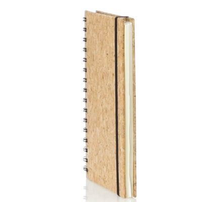 Caderno com capa de cortiça e espiral, elástico preto para fecho