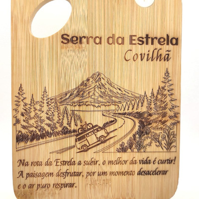 Tábua de cortar em madeira com gravação a laser de paisagem e texto Serra da Estrela Covilhã