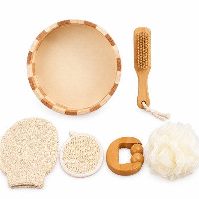 Conjunto de acessórios de banho em madeira e tecido em fundo branco