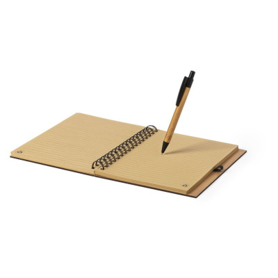 Caderno aberto com folhas castanhas claras e caneta castanha e preta