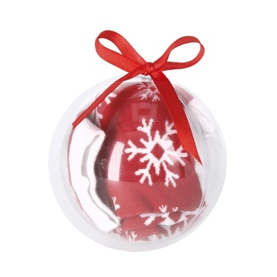 Ornamento de bola transparente com roupa de bebé vermelha com padrão de flocos de neve e laço vermelho