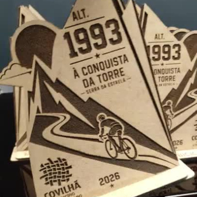 Troféus em madeira com design de montanha e ciclista e texto alusivo à conquista da Torre na Serra da Estrela.