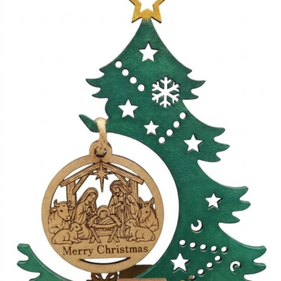 Decoração de Natal em madeira com árvore verde e pendente da Natividade