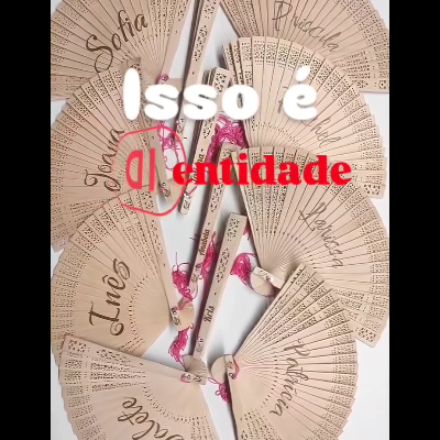 Leques em madeira clara com nomes escritos em caligrafia e cordões coloridos