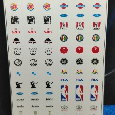 Folha branca com miniaturas de diferentes logotipos coloridos de marcas conhecidas e régua prateada na base.