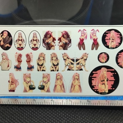 Folha de autocolantes anime com personagens femininas de cabelo rosa em várias poses e roupas.