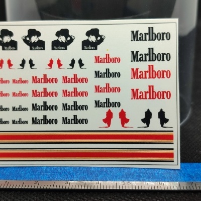 Folha de autocolantes Marlboro com logotipos e figuras em várias cores sobre fundo branco.