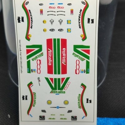 Folha de autocolantes para modelo Hot Wheels Fiat 500 com logotipos coloridos e régua ao lado