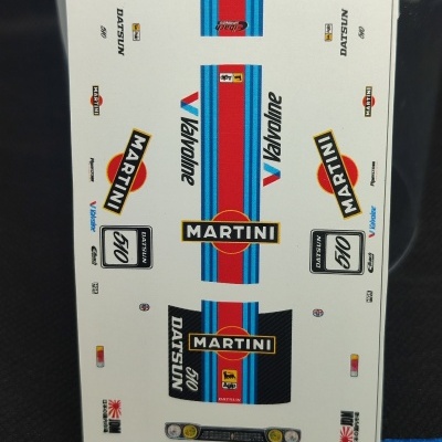 Folha de autocolantes para modelo de carro com textos MARTINI, Valvoline, DATSUN 510