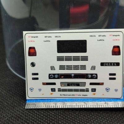 Autocolante com detalhes de carro Lancia Delta HF integrale e textos associados.