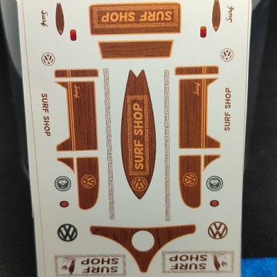 Folha de adesivos com design de madeira e logótipos Volkswagen