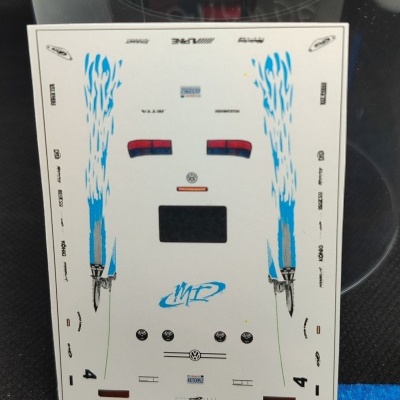 Autocolante para miniatura de carro Hot Wheels VW Jetta com design de chamas azuis e logótipos VW.
