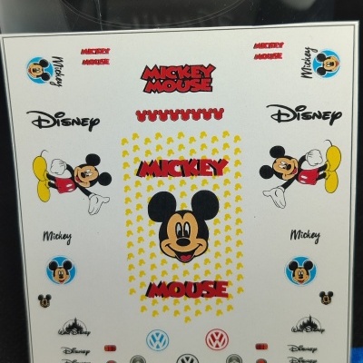 Autocolantes do Mickey Mouse e Volkswagen com textos Disney e Walt Disney