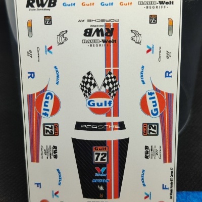 Autocolantes para carro Porsche 911 RS Carrera com logos Gulf e outros, coloridos sobre fundo branco.