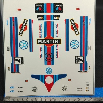 Folha de adesivos brancos para carro com padrões e textos MARTINI, RACING e logotipos variados