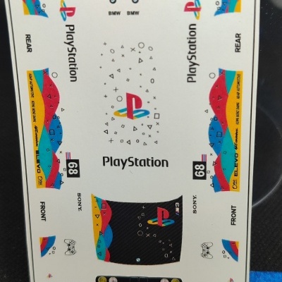 Folha de autocolantes para PlayStation com gráficos coloridos e logos BMW.