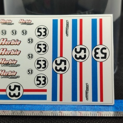 Folha de autocolantes com números 53, logos Herbie Fully Loaded e riscas azuis e vermelhas.