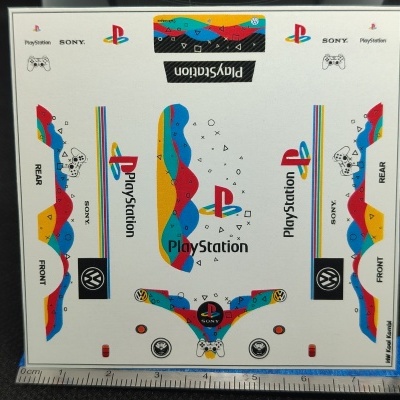 Folha de autocolantes coloridos com logótipos PlayStation, Sony e Volkswagen