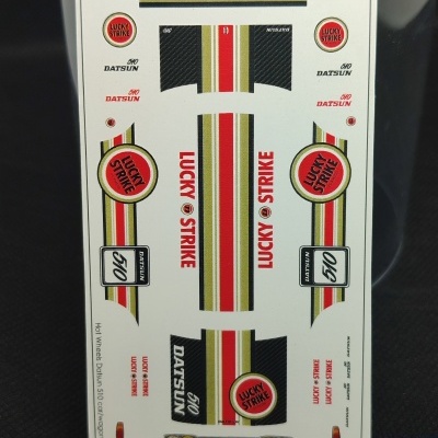 Folha de autocolantes para Datsun 510 com logotipos Lucky Strike e detalhes em vermelho, dourado e preto