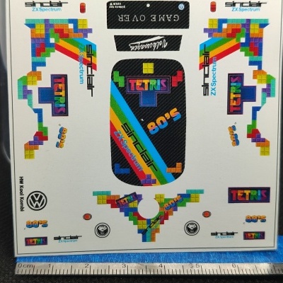 Folha de autocolantes Tetris e Sinclair ZX Spectrum com vários padrões coloridos e textos temáticos.