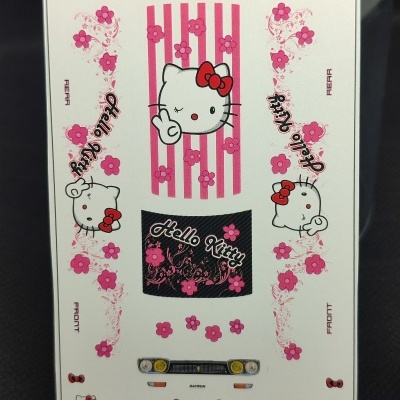 Folha de decalques Hello Kitty e Datsun com flores cor de rosa e etiquetas para aplicação