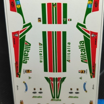 Folha de decalques para modelo de carro com padrões Alitalia e Alfa Romeo