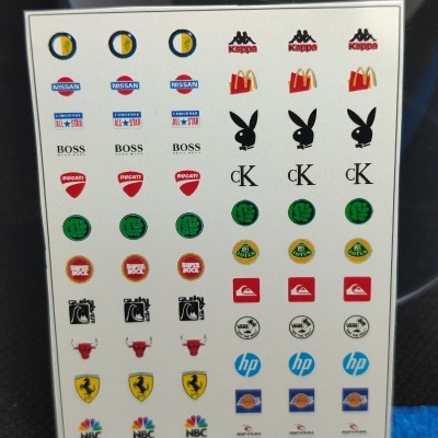 Folha com adesivos de logotipos de marcas variadas coloridas