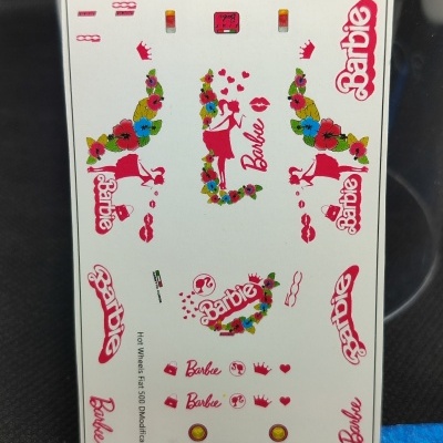 Autocolantes Barbie coloridos com flores, silhuetas femininas e elementos decorativos rosa