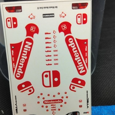 Folha de autocolantes Nintendo e Honda com régua em primeiro plano