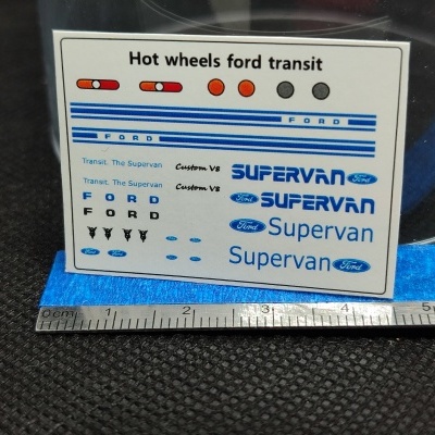 Folha de autocolantes Hot Wheels Ford Transit com texto, logótipos e sinais coloridos