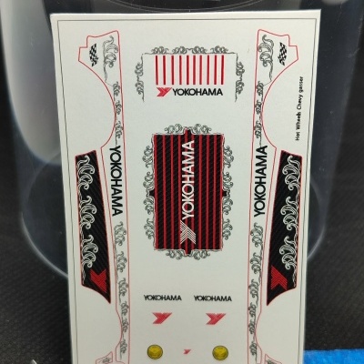 Folha de autocolantes YOKOHAMA com padrão decorativo preto e vermelho sobre fundo branco