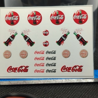 Autocolantes Coca-Cola em folha branca com vários tamanhos