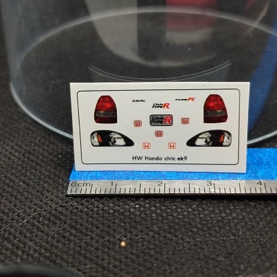 Autocolantes para modelo em miniatura de Honda civic ek9 com logótipos e luzes, sobre tecido preto e régua azul