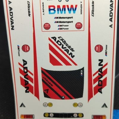 Folha de autocolantes com logótipos BMW, ADVAN, Greddy, NGK para modelismo