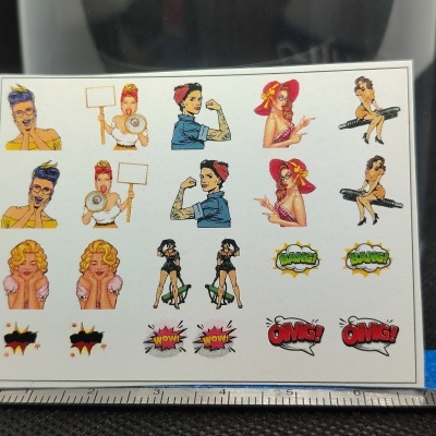 Folha de autocolantes com desenhos pin-up e textos WOW!, OMG!, BANG!