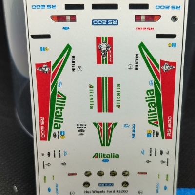Folha de autocolantes para modelo Hot Wheels Ford RS200 com design Alitalia em verde, vermelho e branco.