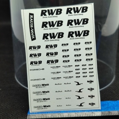 Folha de autocolantes RWB pretos sobre fundo branco com fita azul e régua na base