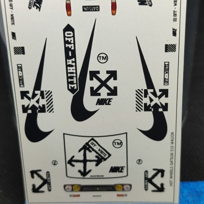 Folha de autocolantes com logos OFF-WHITE e NIKE em várias posições e régua em papel branco