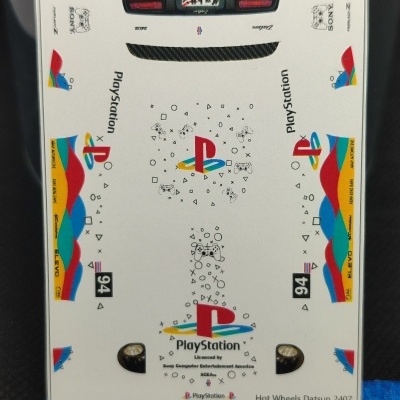 Autocolante decorativo Hot Wheels Datsun 240Z com tema PlayStation