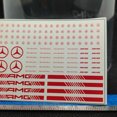 Folha de autocolantes vermelhos com logótipos e textos Mercedes-Benz e AMG.